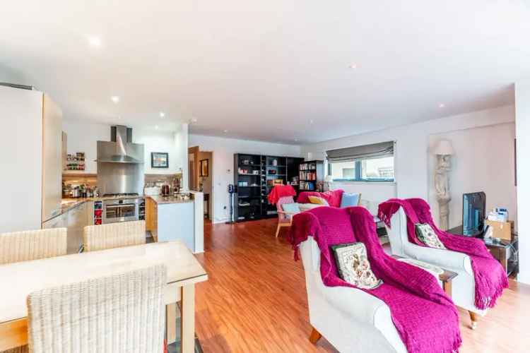 Spacious 2-Bed Flat West End Glasgow River Clyde Views Secure Parking