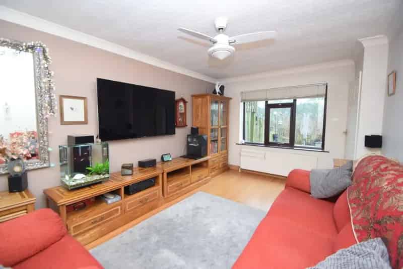 3 Bedroom House For Sale With 2 Garages and Stunning Views