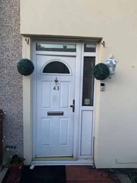 2-Bedroom House Near Shops and Train Station