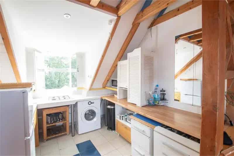 1 Bed Flat - Top Floor with 1 Reception Room