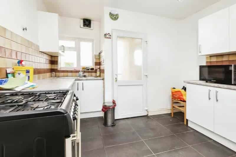 3 Bed Semi Detached House Needs Modernisation