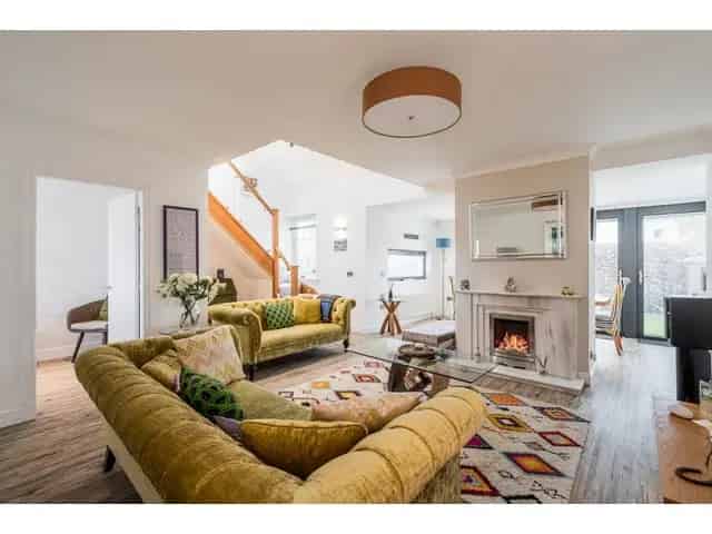 4 Bedroom Detached House for Sale in Juniper Green