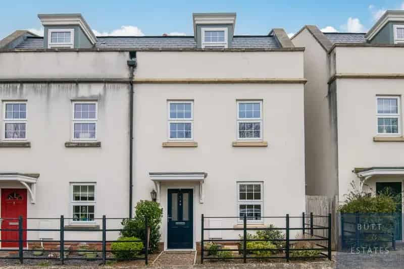 4 Bedroom Semi-Detached House for Sale