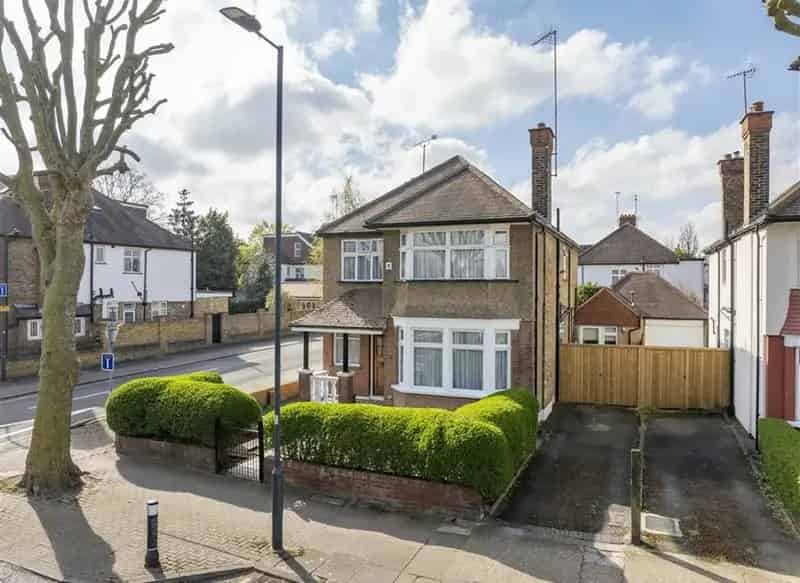 Four Bedroom House with Annexe and Garden Near Gladstone Park