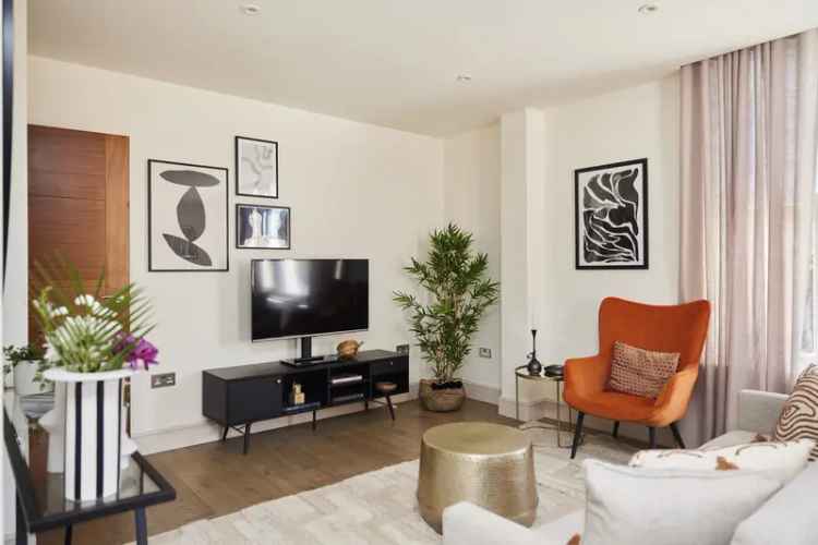 Apartment For Sale in London, England