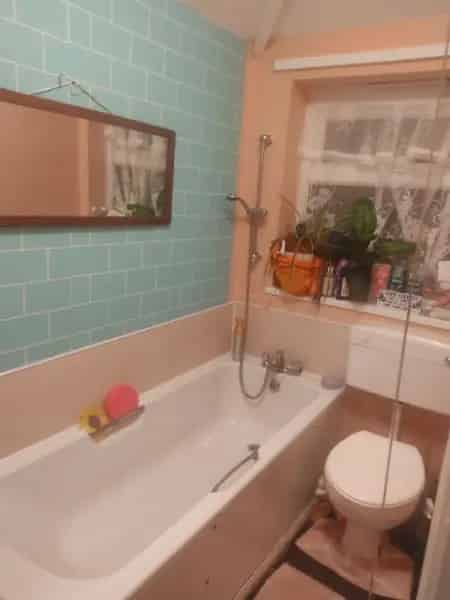 3 Bedroom Semi Detached House Large Garden Near Shops Schools