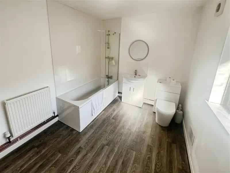 3 Bedroom Town Centre House Family Home Energy Efficient