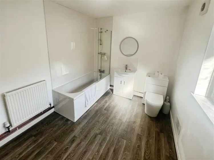 3 Bedroom Town Centre House Family Home Energy Efficient