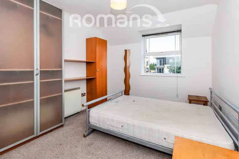 2 Bedroom Flat Near Town Centre