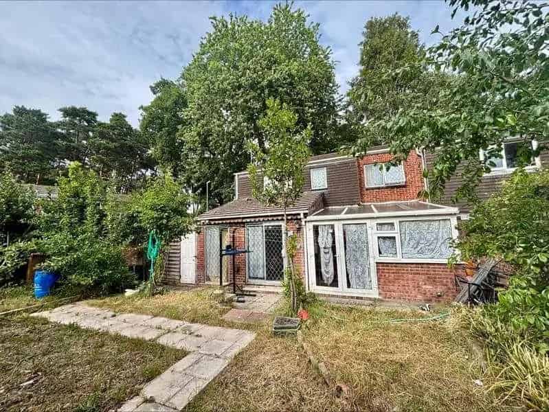 3 Bed Extended End Terrace House For Sale