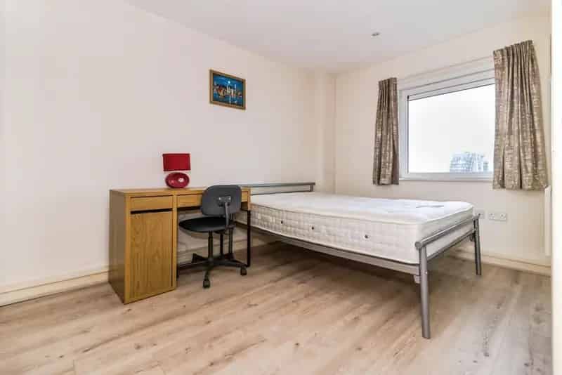 2 Bed Salford Apartment  City Views Balcony Parking Concierge