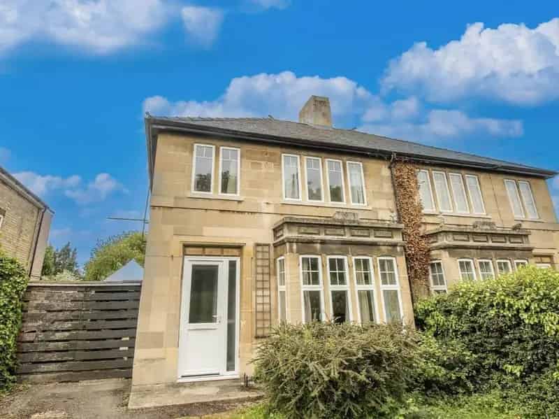 3 Bedroom Semi Detached House To Rent