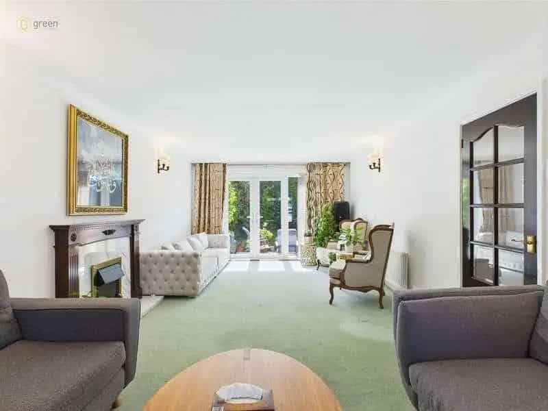 4 Bed House for Sale Ample Parking South Facing Garden