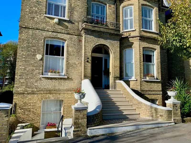 2 Bedroom Flat for Sale Luxury Estate Agency