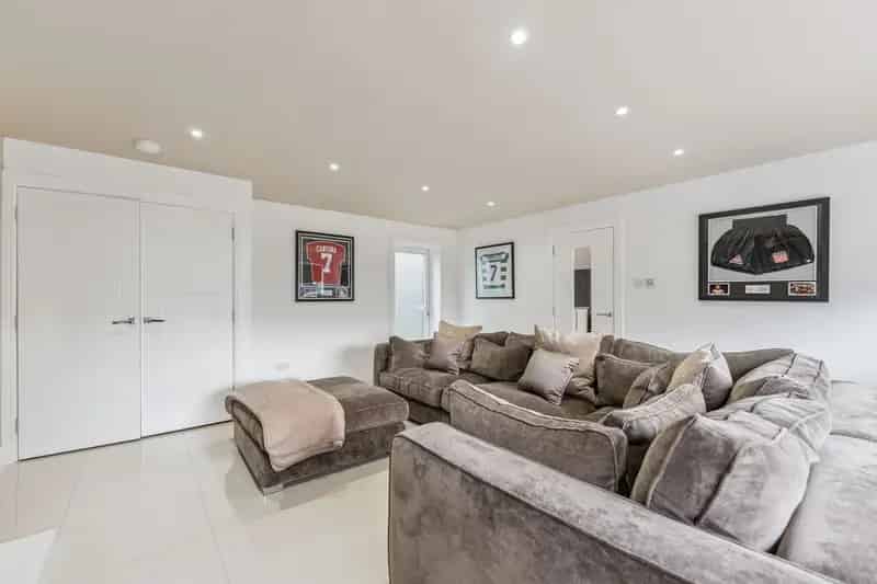 Deluxe 4-Bedroom Family Villa Bishopbriggs