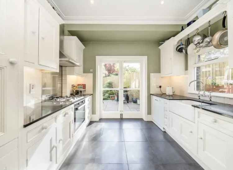 Retirement property For Sale in The Avenue, London, England