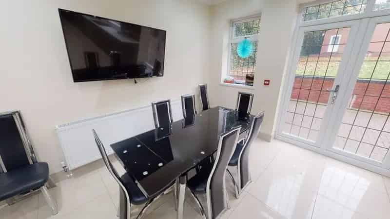 Student Accommodation 9 Double Bedrooms 4 Bathrooms