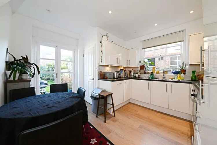 2 Bedroom Maisonette House to Rent - Near Shops and Tube