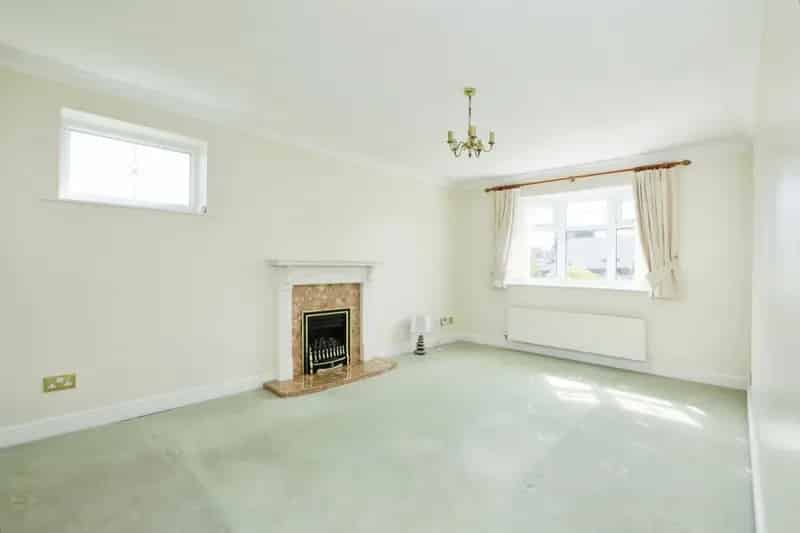 3 Bed House with Conservatory and Garage