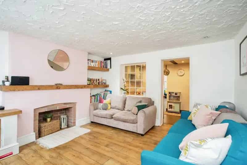 Two Bedroom Flint Cottage Near Apsley Train Station