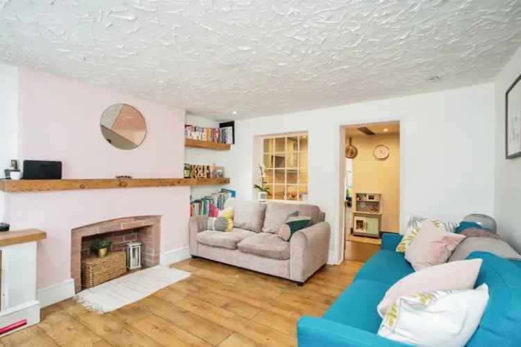 Two Bedroom Flint Cottage Near Apsley Train Station