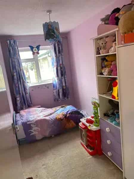 Large 2nd Floor Flat Near Schools and Amenities Pets Allowed