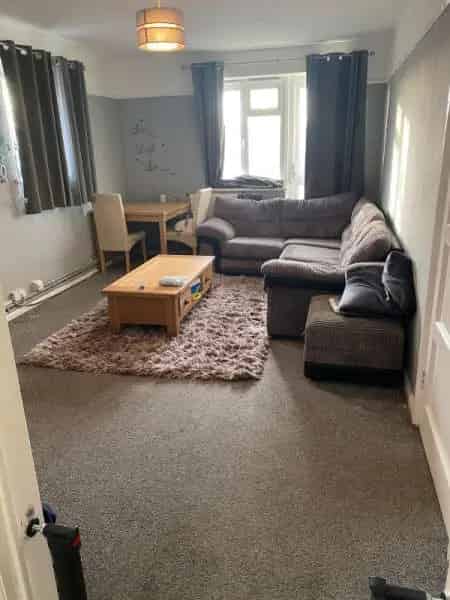 Large 2 Bed Flat Near Town and Schools