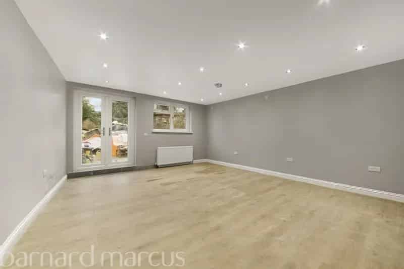 Renovated Four-Room Rental Property Near Sutton High Street Station