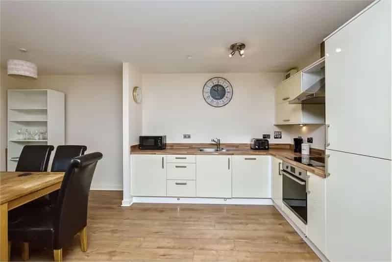 2 Bed Flat Fourth Floor with 1 Reception Room