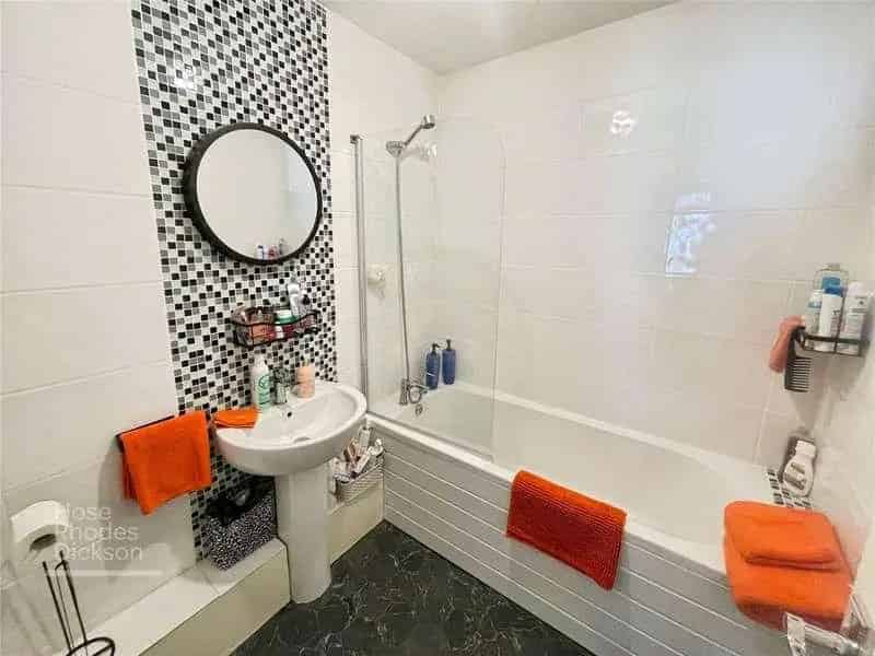 2 bed flat for sale