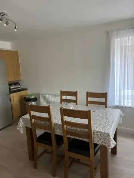 Spacious 2 Bed Ground Floor Flat Near Train Station