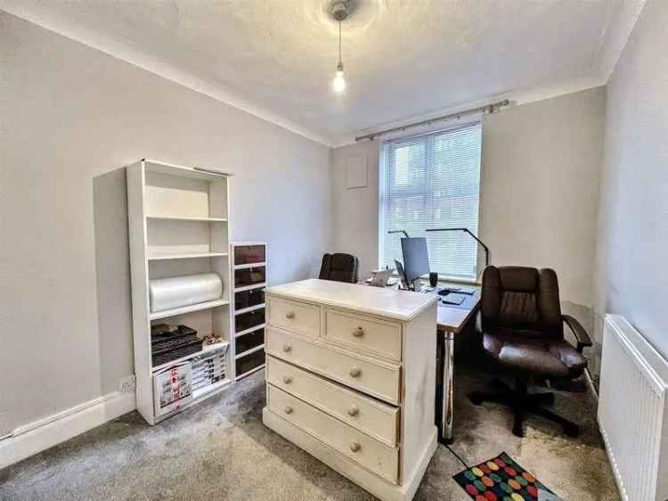 2 Bed Flat for Sale Near Town Centre