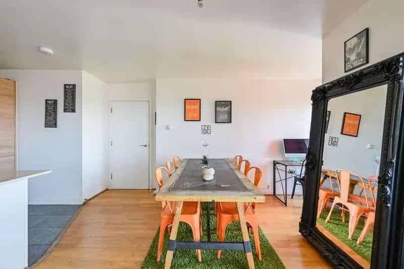 2 Bed Flat for Sale near Victoria Park