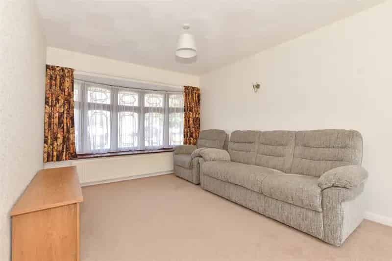 4 Bedroom Detached House for Sale Near Schools and Station