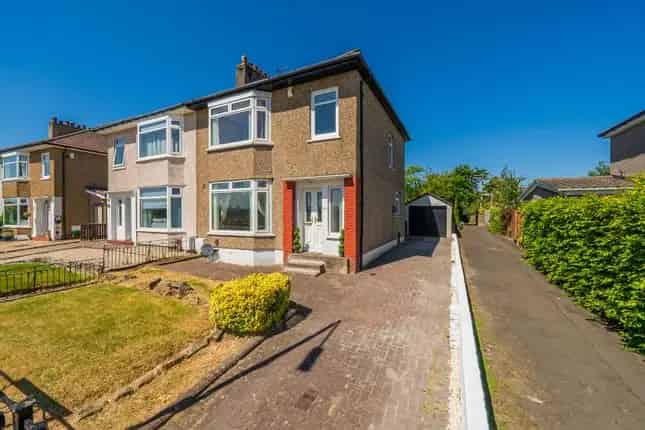 Semi-Detached House for Sale in Clarkston G76