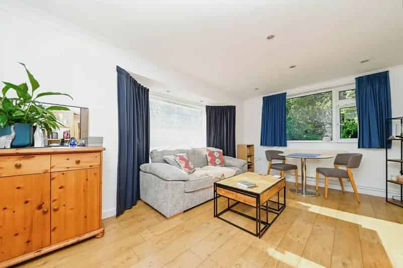 Spacious Family Home Near Mainline Station