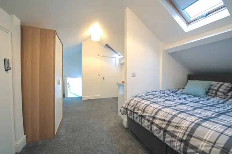 House Share Rooms near Bramley Park Bramley Shopping Centre