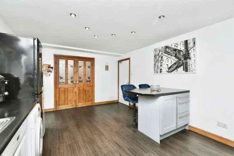 4 Bedroom Semi-Detached Home Family Ideal Near Amenities Schools