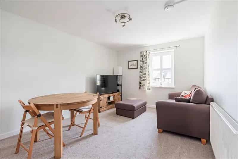 2 Bed Flat Second Floor with 1 Reception Room