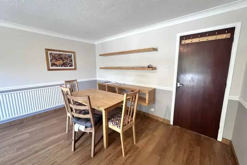 Ground Floor Apartment 2 Beds Modern Kitchen Available Now