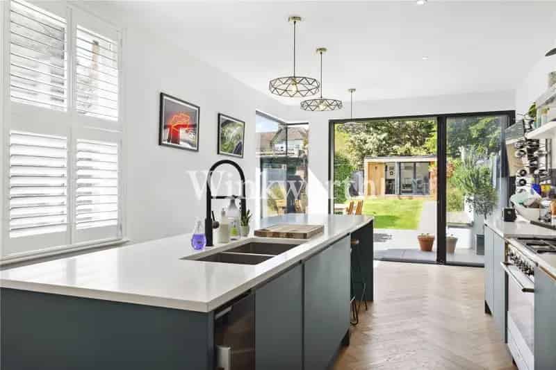 5 Bedroom House in Lakeside Estate London