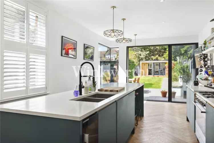 5 Bedroom House in Lakeside Estate London