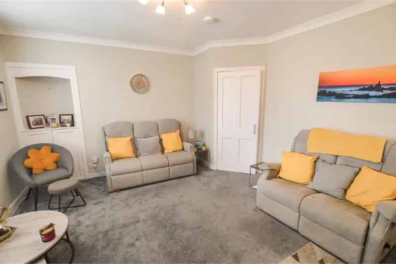 2 Bed Flat - Maindoor with 1 Reception Room