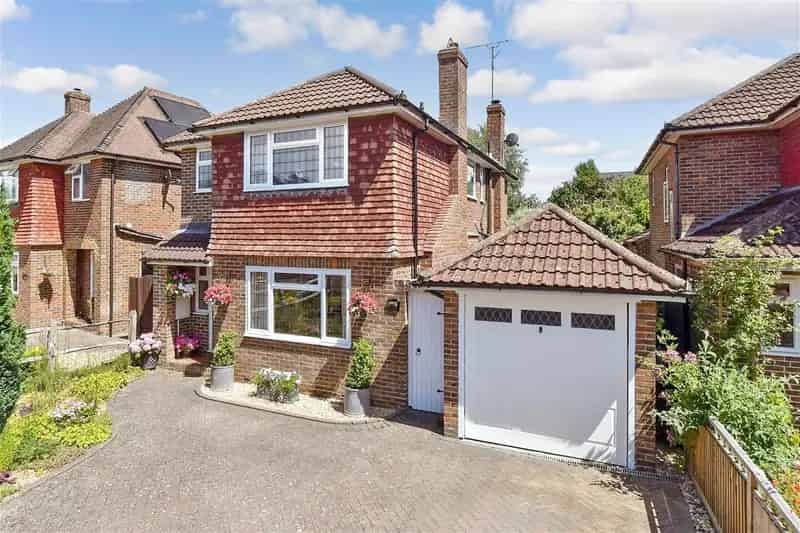3 Bedroom Detached House for Sale - Stunning Garden and Great Location