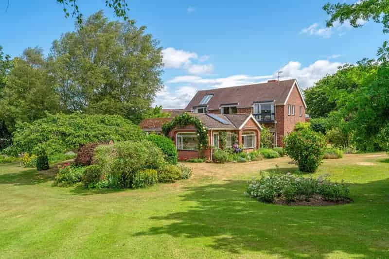 6 Bedroom Detached House with Outbuildings and Annexe