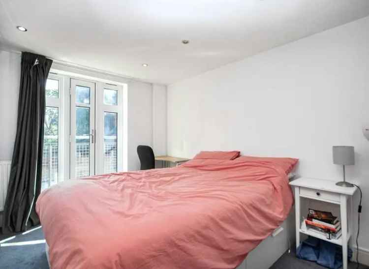 Flat For Sale in Rainham, England