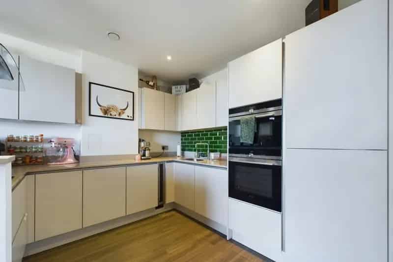 Acton Gardens 2 Bed 2 Bath Apartment Near Tube Station