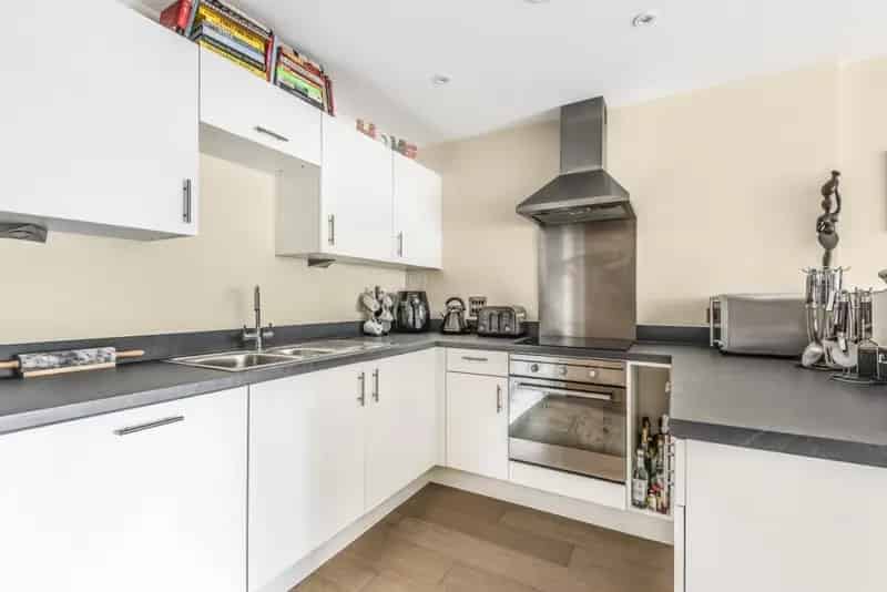 2 Bed 2 Bath Apartment with Balcony in Clapham North