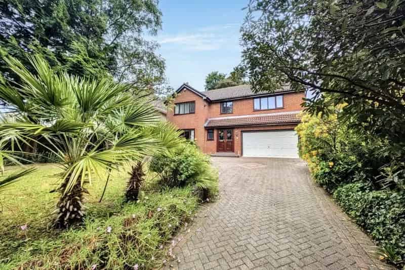 5 Bedroom Detached House for Sale in Queens Park
