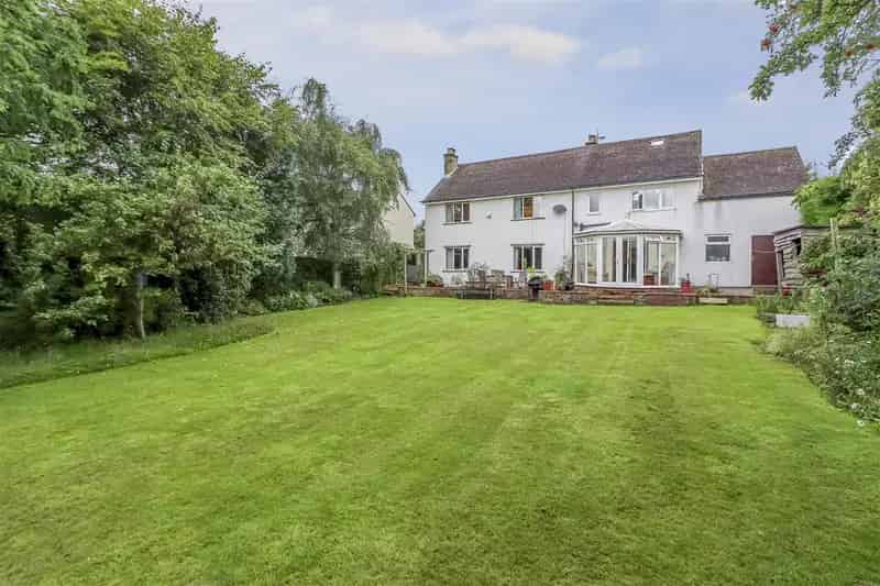 5 Bedroom Detached House to Rent